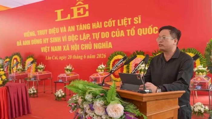 Đồng chí Nguyễn Mạnh Hùng, Chủ tịch Ủy ban nhân dân xã Bát Xát đọc điếu văn tại buổi lễ.