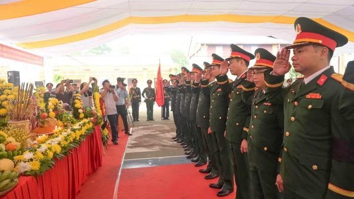 Các đại biểu dâng hương, dâng hoa tưởng niệm và tiễn đưa các Anh hùng liệt sĩ về nơi an nghỉ cuối cùng.