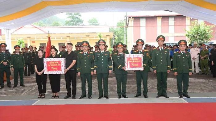 Tặng quà của Ban Chỉ đạo quốc gia về tìm kiếm, quy tập và xác định danh tính hài cốt liệt sĩ cho các đơn vị thực hiện nhiệm vụ.