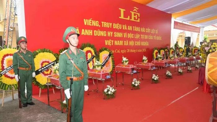 Lễ viếng, truy điệu và an táng 9 hài cốt liệt sĩ tại xã Bát Xát được tổ chức trọng thể.