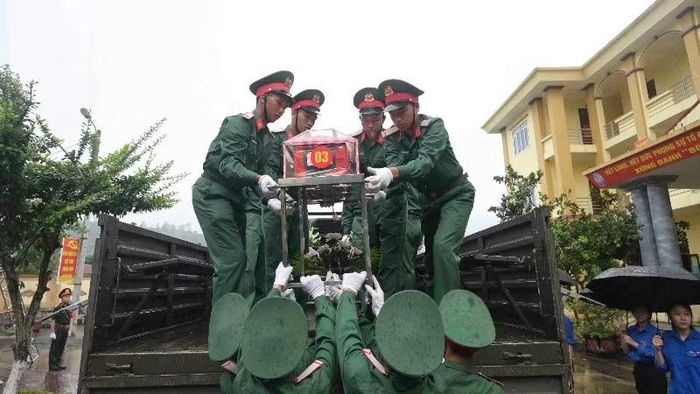 Đưa linh cữu các Anh hùng liệt sĩ về nơi an nghỉ cuối cùng.