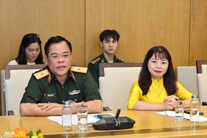 Thiếu tướng, Phó Giáo sư, Tiến sĩ Nguyễn Văn Sáu, Phó Viện trưởng Viện Chiến lược và Lịch sử quốc phòng/Bộ Quốc phòng nêu ý kiến thảo luận.
