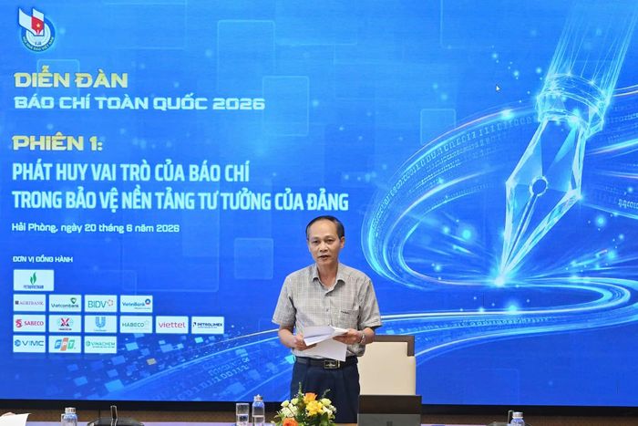 Nhà báo Lê Ngọc Long, Phó Tổng Biên tập Báo Quân đội nhân dân, điều hành phiên thảo luận.
