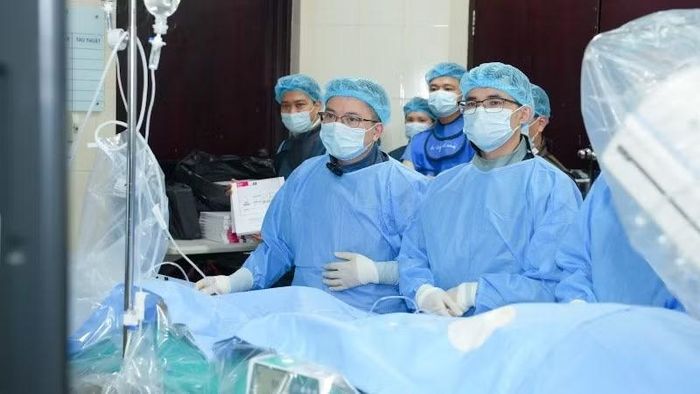 Các bác sĩ đang thực hiện ca mổ truyền hình trực tiếp.