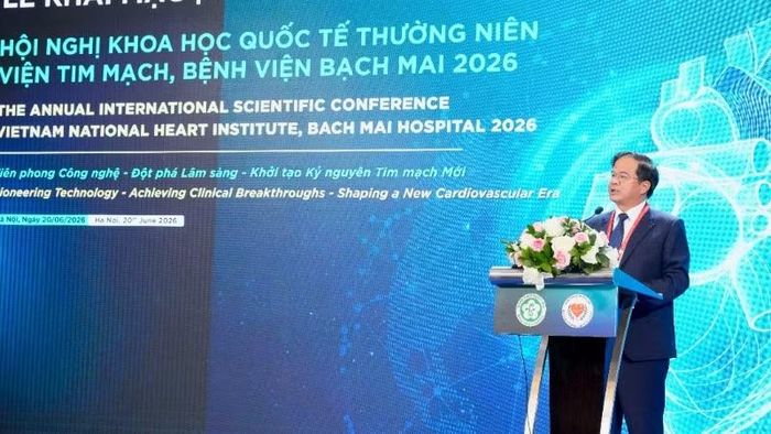 Phó Giáo sư, Tiến sĩ Đào Xuân Cơ, Giám đốc Bệnh viện Bạch Mai phát biểu khai mạc hội nghị.