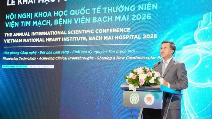 Giáo sư, Tiến sĩ Trần Văn Thuấn, Thứ trưởng Y tế.