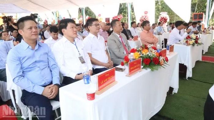 Các đại biểu dự lễ khởi động dự án.