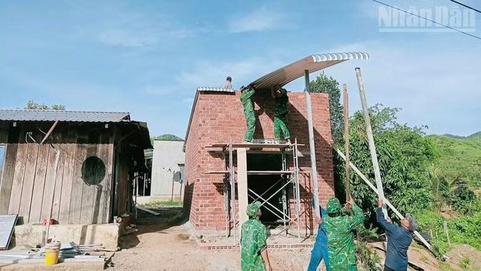 Công trình xây dựng nhà ở cho gia đình bà Tà Nôi Thị Pếch (thôn Tà Nôi, xã Anh Dũng, tỉnh Khánh Hòa) do chiến sĩ Đồn Biên phòng Phước Dinh, Đồn Biên phòng Đông Hải cùng dân quân địa phương đang khẩn trương hoàn thành. (Ảnh: NGUYỄN TRUNG)