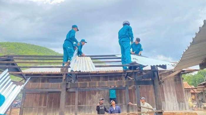 Những ngôi nhà đang dần hoàn thiện, là sự tri ân sâu sắc đối với những gia đình đã chịu nhiều mất mát, hy sinh trong chiến tranh; đồng thời là minh chứng sinh động cho chủ trương chăm lo đời sống người có công của Đảng, Nhà nước. (Ảnh: HUY VIÊN)