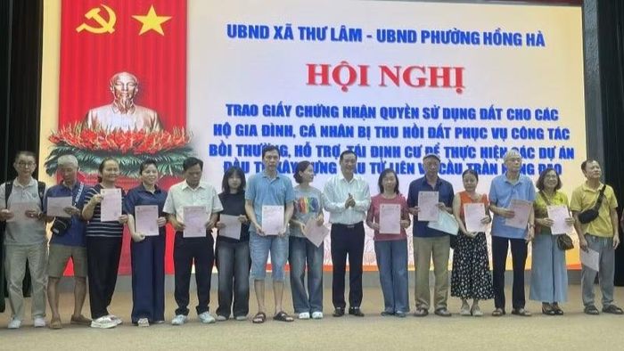 Các hộ dân phường Hồng Hà nhận giấy chứng nhận quyền sử dụng đất.