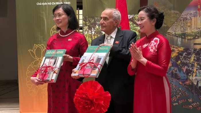 Giám đốc Khu Di tích Chủ tịch Hồ Chí Minh tại Phủ Chủ tịch Lê Thị Phượng trao tặng sách, ấn phẩm về Chủ tịch Hồ Chí Minh và đất nước, con người Việt Nam tới Đại sứ đặc mệnh toàn quyền Việt Nam tại Vương quốc Morocco Lê Kim Quy và Cao ủy Cơ quan Cao ủy Cựu Kháng chiến và Cựu thành viên Quân đội Giải phóng Morocco Mustapha El Ktiri. (Ảnh: BTC)