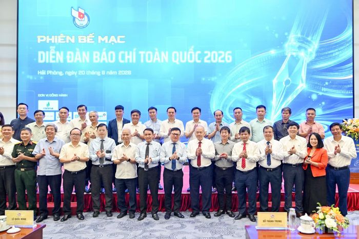 Các đại biểu chụp ảnh tại phiên bế mạc Diễn đàn Báo chí toàn quốc 2026.