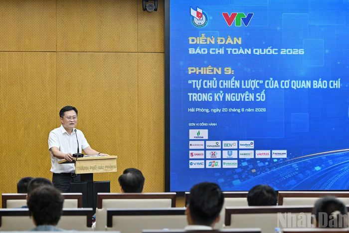 Giám đốc Báo và Phát thanh Truyền hình Hải Phòng Phạm Văn Tuấn trình bày tham luận: Tự chủ tài chính của cơ quan báo chí địa phương sau sắp xếp tổ chức bộ máy.