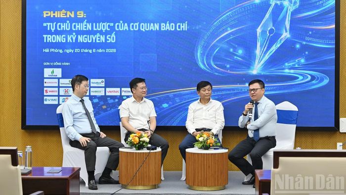 Tổng Biên tập Báo Nhân Dân Lê Quốc Minh phát biểu tại phiên thảo luận với chủ đề “Tự chủ chiến lược của cơ quan báo chí trong kỷ nguyên số”.