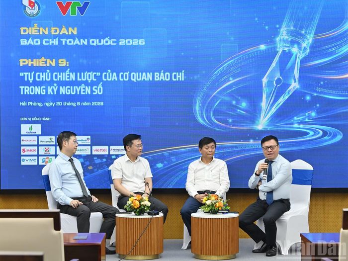 Tổng Biên tập Báo Nhân Dân Lê Quốc Minh cùng các diễn giả tại phiên thảo luận với chủ đề “Tự chủ chiến lược của cơ quan báo chí trong kỷ nguyên số”.