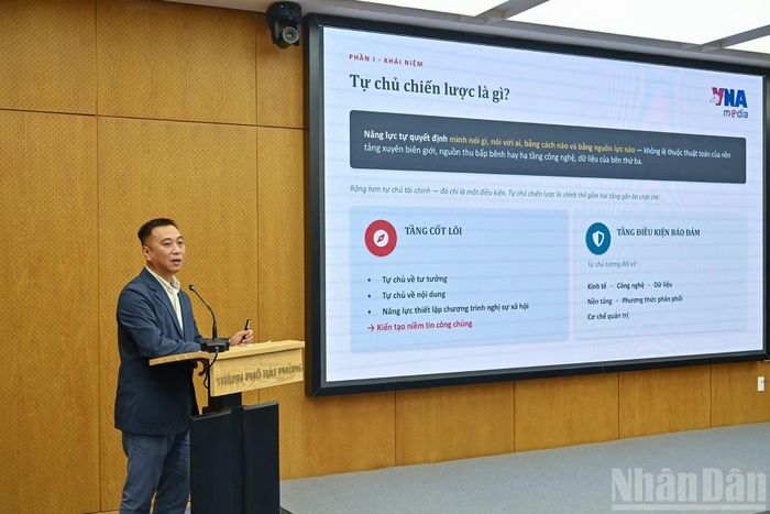 Phó Giám đốc Trung tâm Nội dung số và Truyền thông (Thông tấn xã Việt Nam) trình bày tham luận: Mô hình tự chủ chiến lược và câu chuyện thực tiễn ở VNA Media.