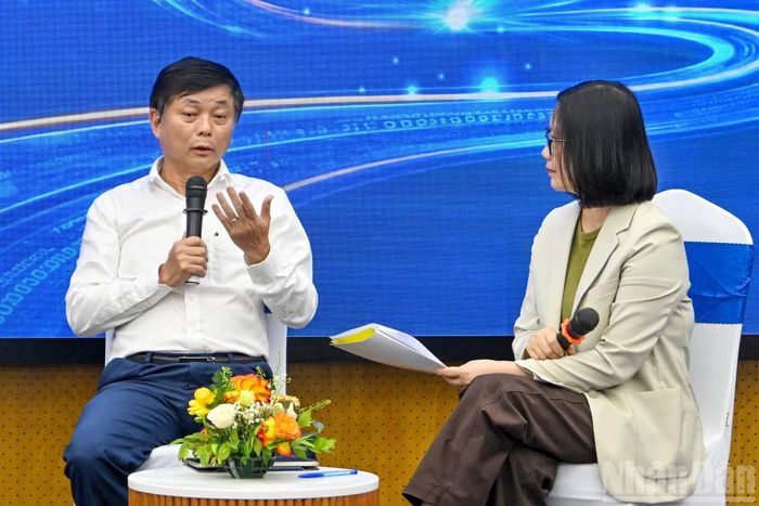 Giám đốc Học viện Báo chí và Tuyên truyền Phạm Minh Sơn phát biểu ý kiến tại phiên thảo luận.