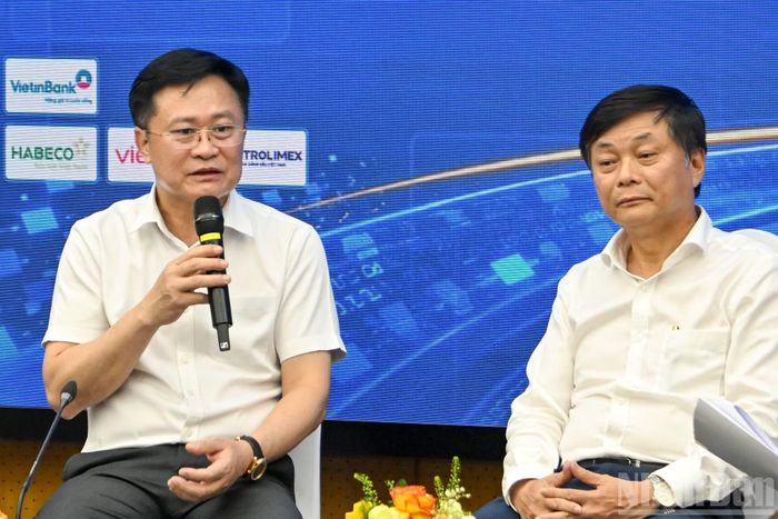 Giám đốc Báo và Phát thanh Truyền hình Hải Phòng Phạm Văn Tuấn phát biểu tại phiên thảo luận.