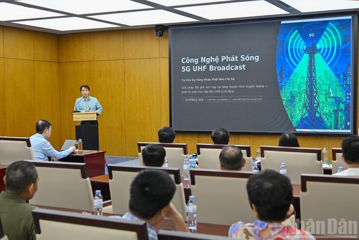 Phó Chủ tịch Hội đồng Khoa học công nghệ, Phó Giám đốc phụ trách Trung tâm Nghiên cứu và Phát triển (Đài Truyền hình Việt Nam) trình bày tham luận: Công nghệ phát sóng 5G UHF Broadcast.