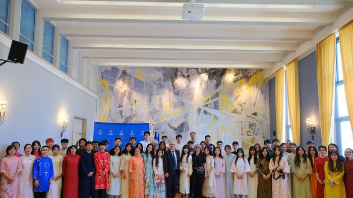 Thị trưởng thành phố Lorient, ông Fabrice Loher, khen ngợi các thành viên dự án Toucher Arts vì đã đóng góp vào việc tổ chức Festival Vietnam lần thứ 4 tại Lorient