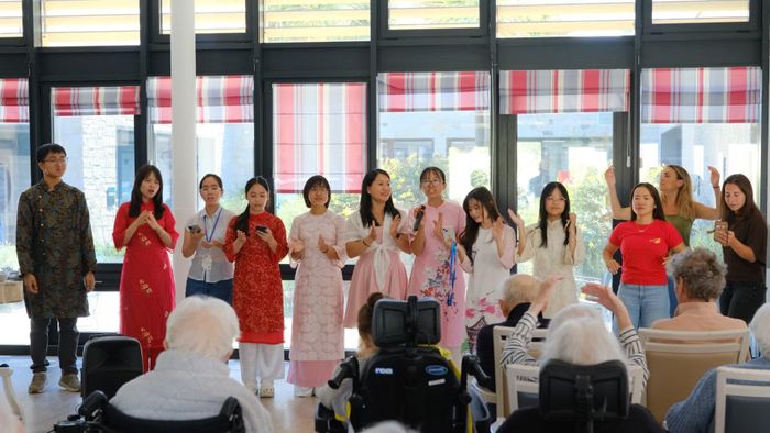 Người Pháp say mê tìm hiểu văn hóa Việt.