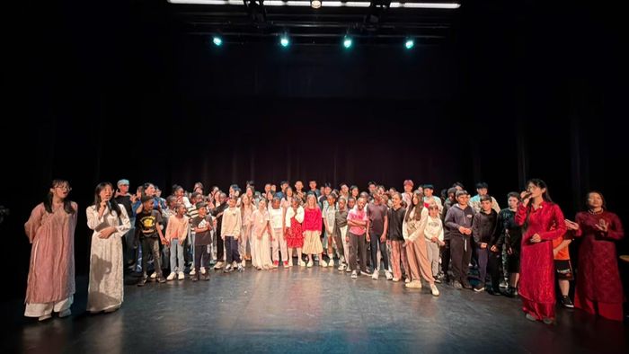 Học sinh Việt Nam và học sinh Pháp tại trường Bois Bissonnet Lorient cùng hòa giọng trong ca khúc “We are the world”.