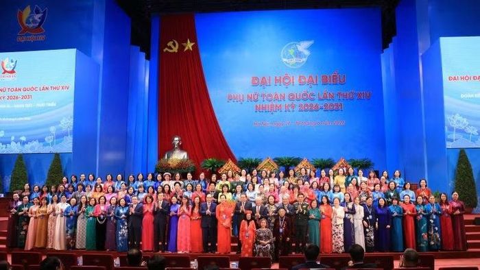 Các đại biểu chụp ảnh lưu niệm tại Đại hội đại biểu phụ nữ toàn quốc lần thứ XIV.