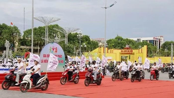 Các lực lượng tuyên truyền lưu động, cổ động trực quan về Ngày gia đình Việt Nam.