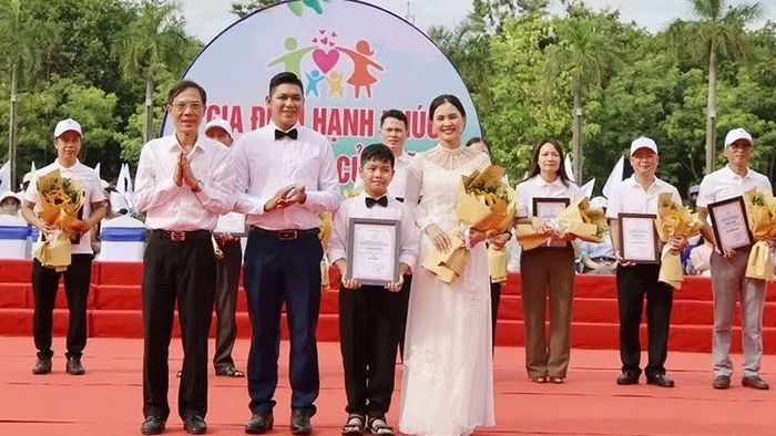 Lãnh đạo tỉnh Thanh Hóa trao giải cho gia đình đạt thành tích trong truyền thông thực hiện Bộ tiêu chí ứng xử trong gia đình.