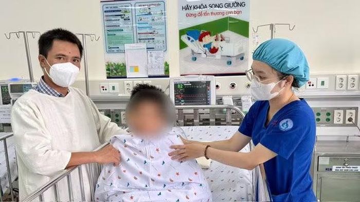 Bệnh nhi đang hồi phục sau tai nạn nghiêm trọng.