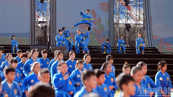 Với sự chuẩn bị công phu, tinh thần trách nhiệm cao và sự phối hợp chặt chẽ của các đơn vị tham gia, màn đồng diễn đã diễn ra thành công, bảo đảm tính thống nhất về đội hình, kỹ thuật và chất lượng biểu diễn, tạo nên dấu ấn nổi bật trong chuỗi hoạt động của Festival thiếu nhi toàn quốc lần thứ nhất năm 2026.