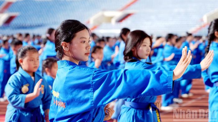 Màn đồng diễn võ nhạc Vovinam cũng là dịp để các em thiếu nhi giao lưu, học hỏi, nâng cao thể chất, rèn luyện kỹ năng và lan tỏa tinh thần thượng võ trong học tập, sinh hoạt và cuộc sống.