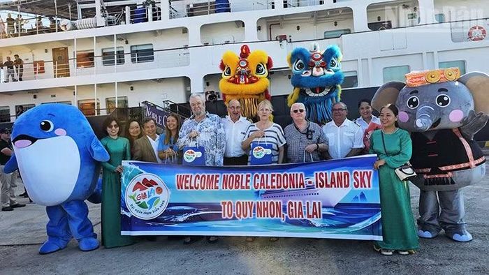 Chuyến tàu Noble Caledonia-Island Sky cập cảng Quy Nhơn.