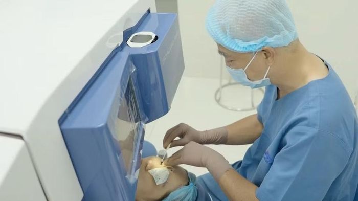 Hệ thống phẫu thuật khúc xạ.