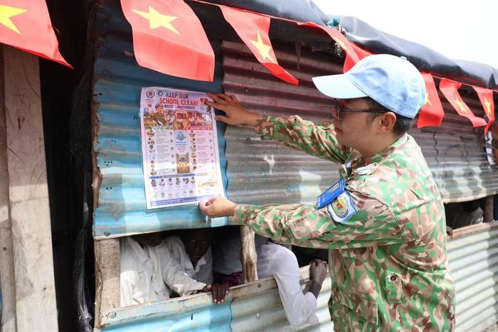 Bệnh viện dã chiến tặng poster tuyên truyền về vệ sinh cá nhân, chăm sóc sức khỏe và phòng, chống dịch bệnh để giáo viên, học sinh có thể sử dụng lâu dài trong công tác giảng dạy và học tập. (Ảnh: TIẾN PHÚC)