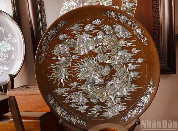 Những đường nét tinh xảo của một sản phẩm khảm trai. (Ảnh: HÀ THƯƠNG)