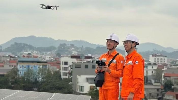 Sử dụng thiết bị bay không người lái để kiểm tra, giám sát hệ thống điện.