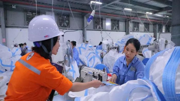 Đẩy mạnh tuyên truyền sử dụng điện tiết kiệm, an toàn tại các doanh nghiệp, cơ sở sản xuất, kinh doanh.