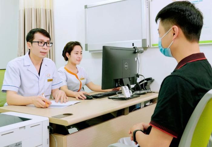Bác sĩ tư vấn, thăm khám cho bệnh nhân nam hiếm muộn. Ảnh: Tâm An