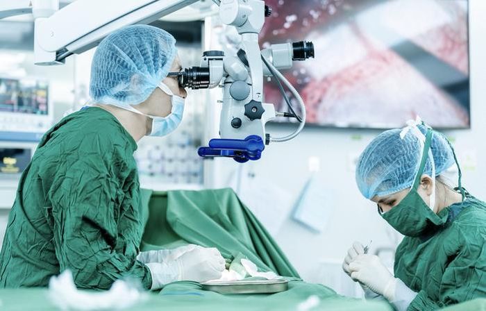 Bác sĩ thực hiện ca vi phẫu MicroTESE thuộc chương trình Tuần lễ vàng
