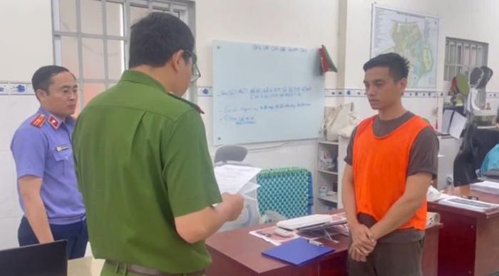 Công an TP HCM bắt TikToker Nguyễn Văn Dũng - chủ tài khoản “Master Dũng Văn”. Ảnh: PHẠM DŨNG