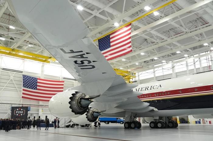 Một góc nhìn rộng hơn cho thấy vẻ ngoài của chuyên cơ Air Force One mới - Ảnh: AP