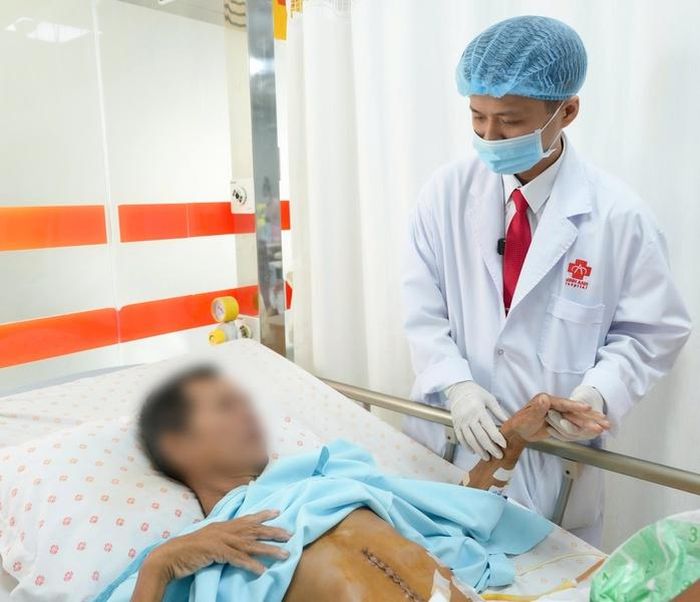 Người đàn ông hồi phục tốt sau ca phẫu thuật cắt bỏ khối u dạ dày