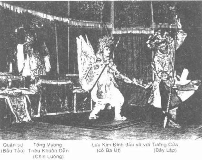 Nghệ sĩ Ba Út (giũa) và các đồng nghiệp biểu diễn tác phẩm hát bội (ảnh tư liệu)