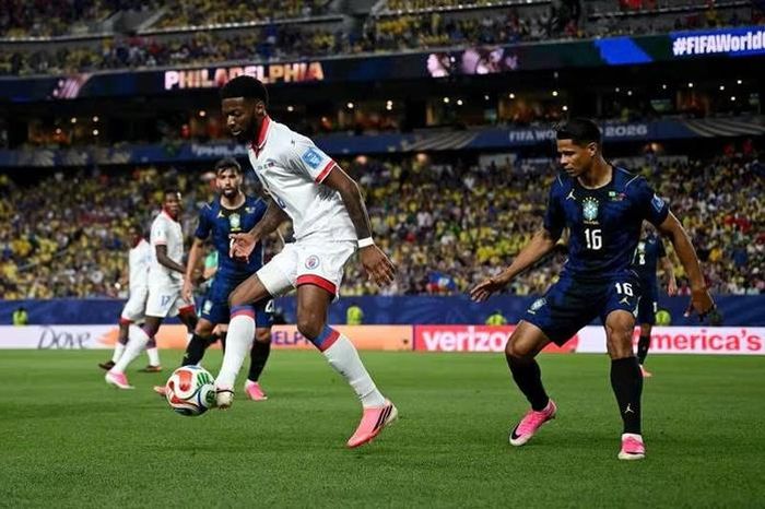 Haiti (áo trắng) là đội bóng đầu tiên dừng bước từ vòng bảng World Cup 2026 