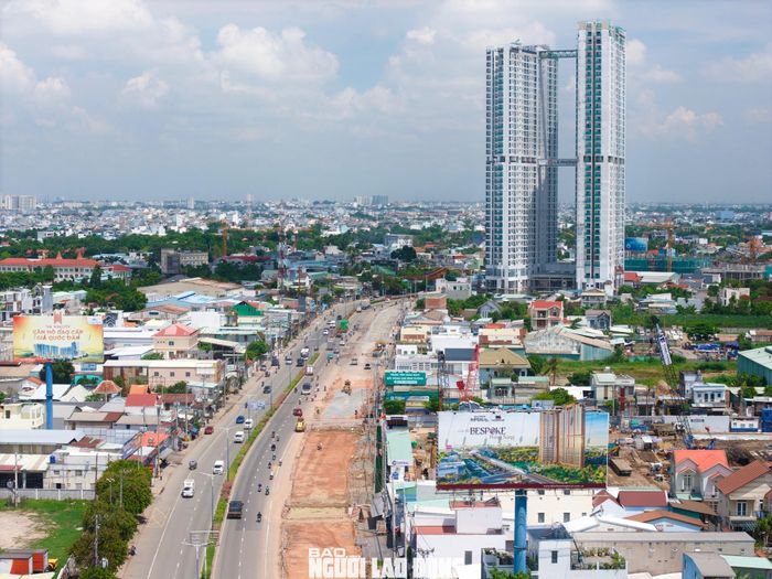 Trong khi đó, anh Trần Văn Hùng, tài xế chuyên chở hàng hóa tuyến TPHCM - Bình Dương, nhận định việc mở rộng Quốc lộ 13 lên 8 làn xe sẽ giúp rút ngắn thời gian di chuyển, giảm chi phí vận tải và tạo thuận lợi cho hoạt động sản xuất, kinh doanh.
