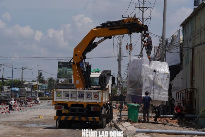 Chị Nguyễn Thị Lan, người dân sinh sống tại phường Thuận Giao, cho hay trước đây khu vực Quốc lộ 13 thường xuyên xảy ra ùn tắc vào giờ cao điểm. "Đường được mở rộng giúp việc đi lại thuận tiện hơn, người dân rất mong dự án sớm hoàn thành đồng bộ để giao thông thông suốt" - chị Lan nói.