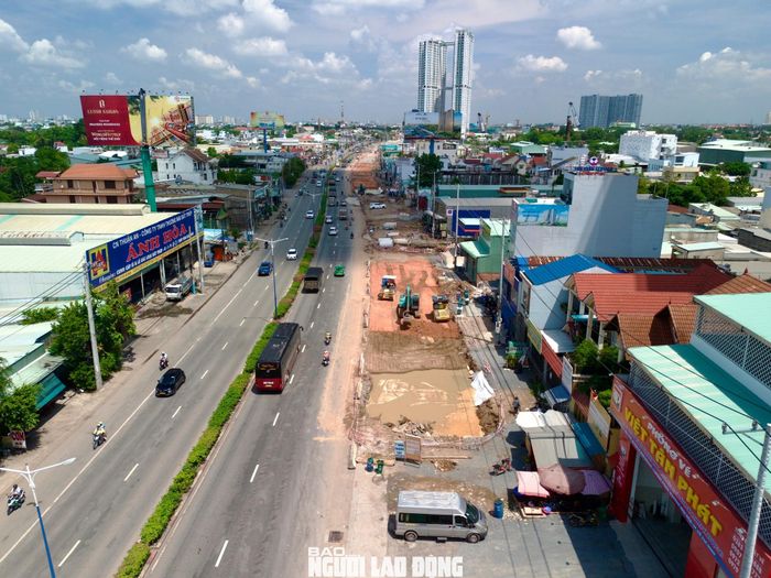 Dọc tuyến, nhiều vị trí đã được lắp đặt dải phân cách cứng, phân tách làn ô tô và xe máy nhằm hạn chế xung đột giao thông, nâng cao an toàn cho người tham gia giao thông.