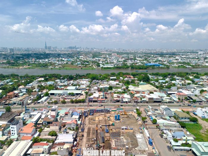 Theo ghi nhận của phóng viên, sau gần 4 năm thi công, diện mạo tuyến đường đã thay đổi rõ rệt. Nhiều đoạn đã được mở rộng, mặt đường thông thoáng hơn, góp phần giảm tình trạng ùn ứ giao thông, nhất là vào các khung giờ cao điểm.