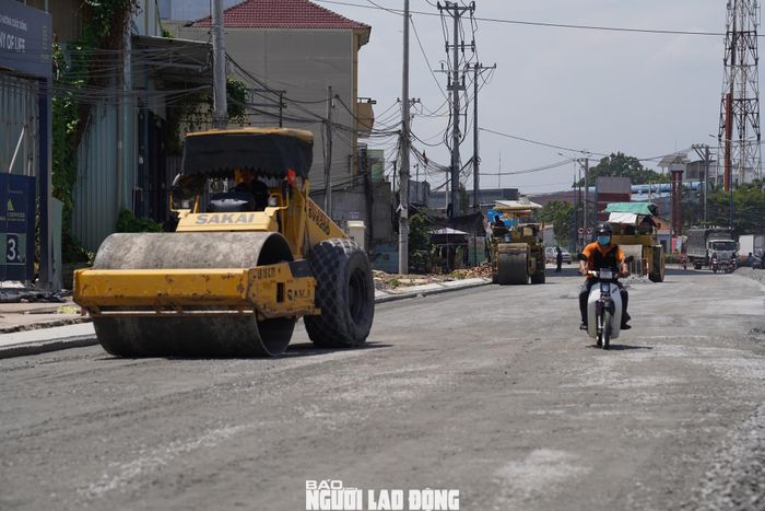 "Mặc dù thời tiết thất thường, nắng mưa xen kẽ nhưng chúng tôi vẫn duy trì nhân lực, thiết bị để bảo đảm tiến độ thi công theo kế hoạch" - một công nhân đang làm việc trên công trường cho biết.
